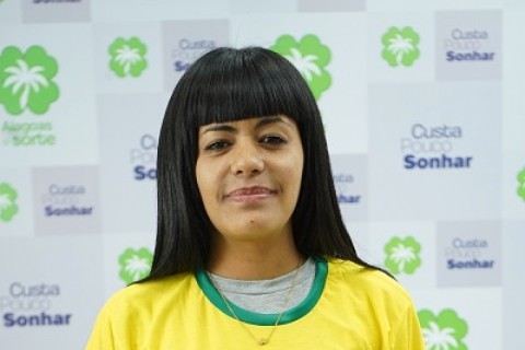 DÉBORA SILVA DE ALMEIDA GANHOU O TERCEIRO PRÊMIO DIVIDO